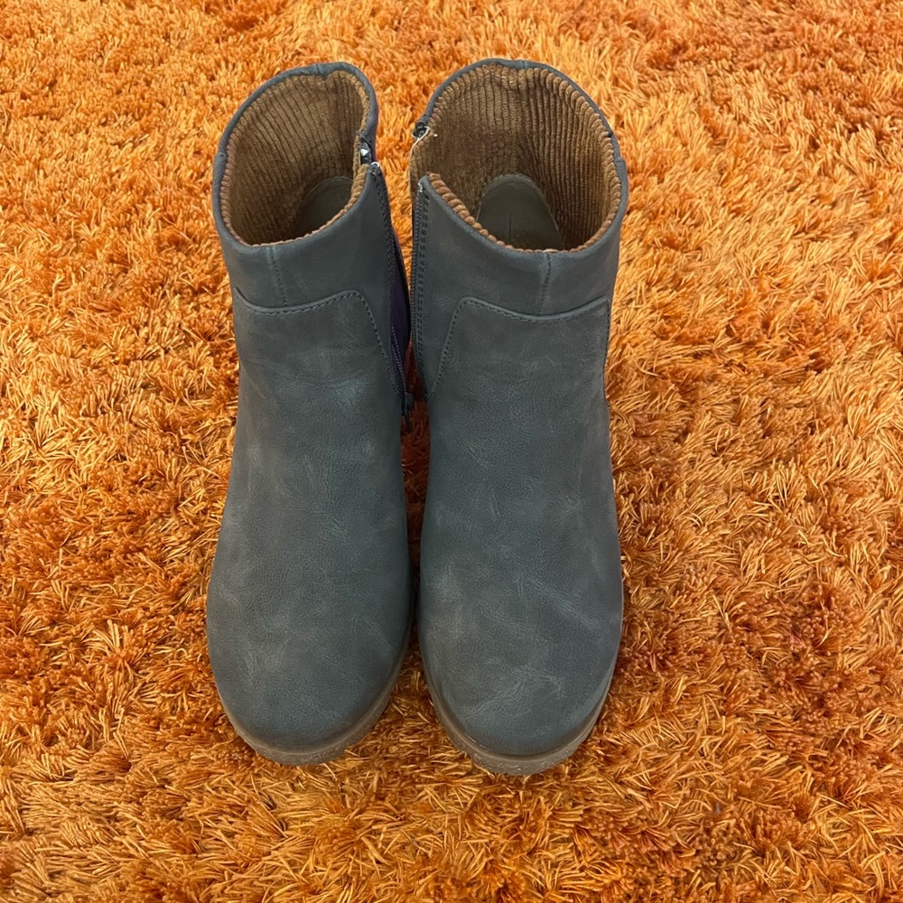 Brand New Korks without box. Grey. Very comfortable! Never work.